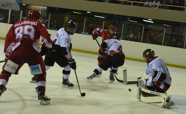 Swindon Wildcats keep hold of Phill Hill