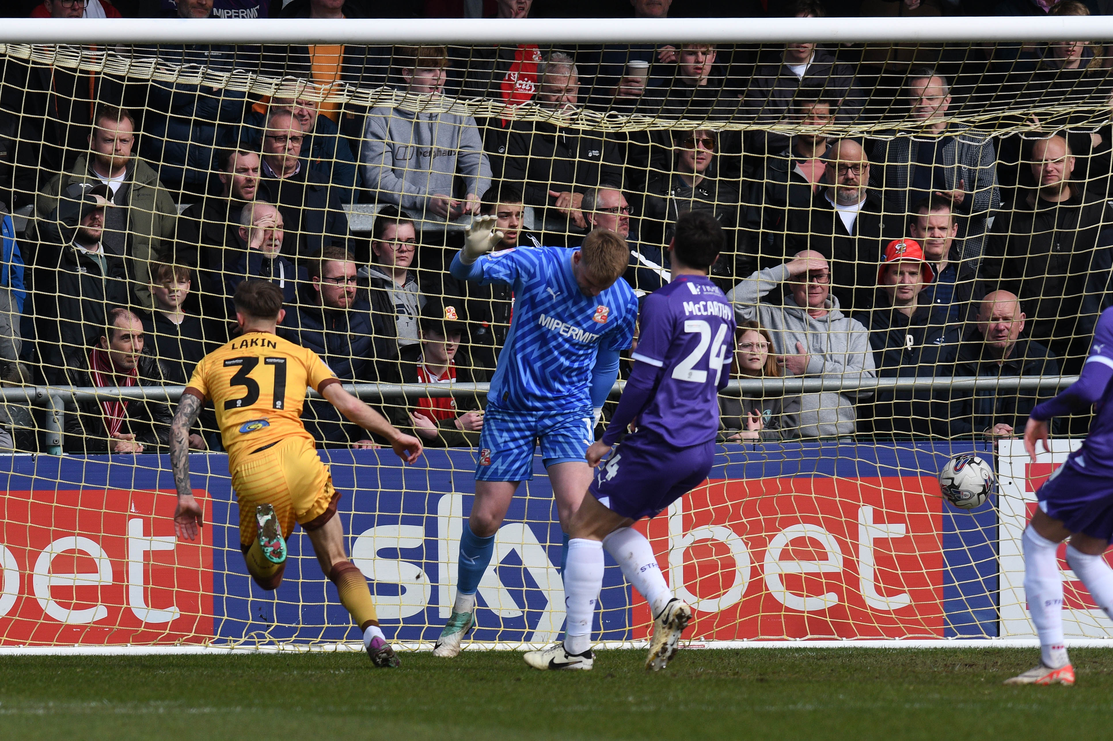 'Embarrassing' - Gunning left baffled by Swindon defeat at Sutton 