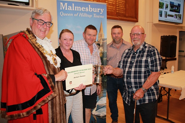 Malmesbury Mayor Cllr Gavin Grant, Malmesbury in Bloom overall winners Sandy and Michael Thomas, judge Piers Lavan, and cup sponsor Terry Soule