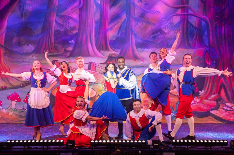 REVIEW: Snow White Christmas Pantomime at the Wyvern Theatre