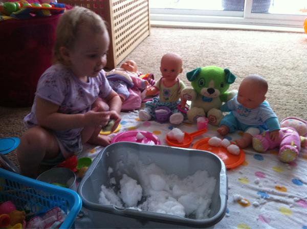 @AnnaBananaFace's little one is having a snow tea party!